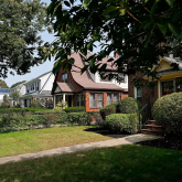 Single family housing, view from the sidewalk