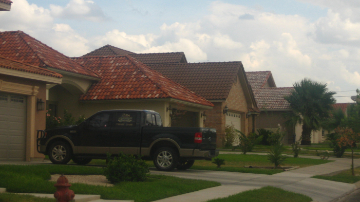 Middle-class_neighborhood_in_Eagle_Pass_TX_IMG_1745-1.jpg