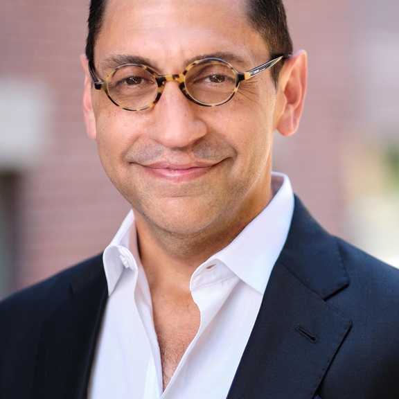 Carlos Martin headshot