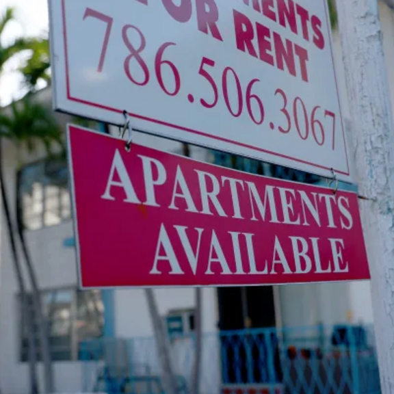Sign advertising apartments to rent.