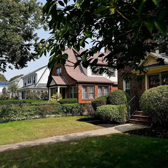 Single family housing, view from the sidewalk